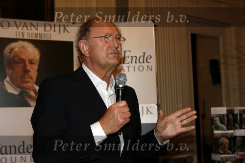 Amsterdam 15 maart 2007
Presentatie dvd box Ko v Dijk. Aanwezig zijn oa de zoons van Ko van Dijk Kees en Peter Jan v Dijk. Joop v d Ende reikte de dvd box uit.