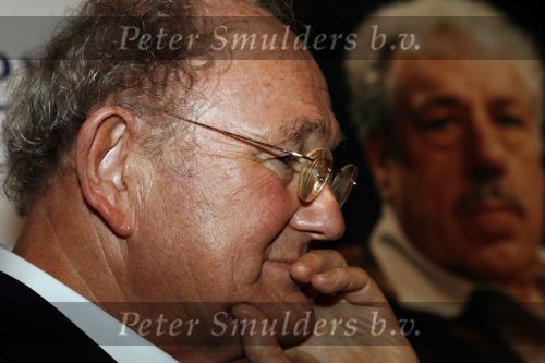 Amsterdam 15 maart 2007
Presentatie dvd box Ko v Dijk. Aanwezig zijn oa de zoons van Ko van Dijk Kees en Peter Jan v Dijk. Joop v d Ende reikte de dvd box uit.