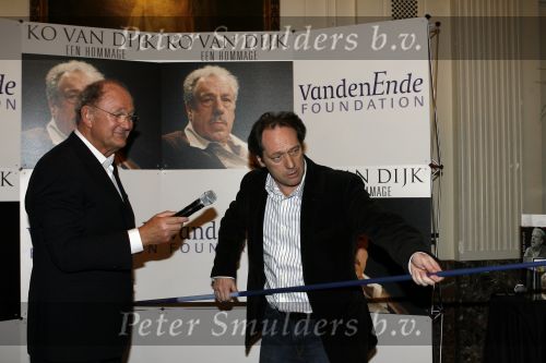 Amsterdam 15 maart 2007
Presentatie dvd box Ko v Dijk. Aanwezig zijn oa de zoons van Ko van Dijk Kees en Peter Jan v Dijk. Joop v d Ende reikte de dvd box uit. Gijs Scholten v Aschat