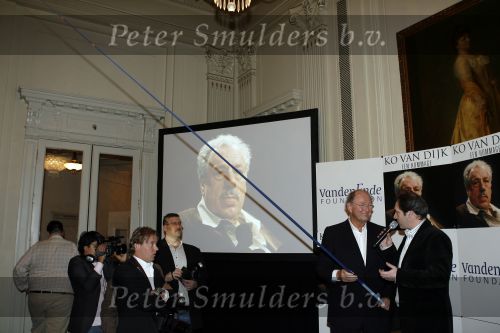 Amsterdam 15 maart 2007
Presentatie dvd box Ko v Dijk. Aanwezig zijn oa de zoons van Ko van Dijk Kees en Peter Jan v Dijk. Joop v d Ende reikte de dvd box uit. Gijs Scholten v Aschat