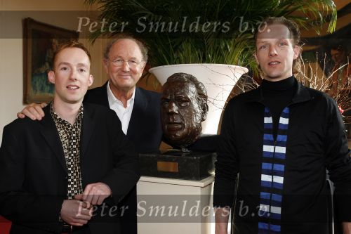 Amsterdam 15 maart 2007
Presentatie dvd box Ko v Dijk. Aanwezig zijn oa de zoons van Ko van Dijk Kees en Peter Jan v Dijk. Joop v d Ende reikte de dvd box uit.
