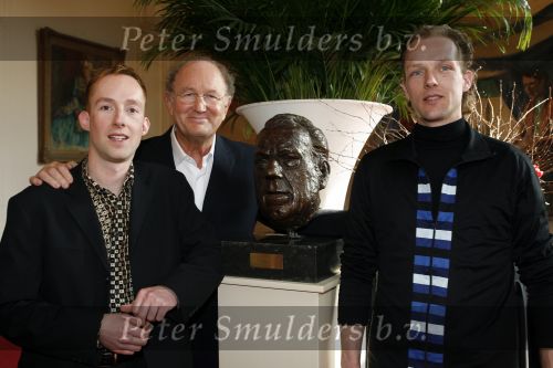 Amsterdam 15 maart 2007
Presentatie dvd box Ko v Dijk. Aanwezig zijn oa de zoons van Ko van Dijk Kees en Peter Jan v Dijk. Joop v d Ende reikte de dvd box uit.