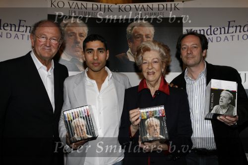 Amsterdam 15 maart 2007
Presentatie dvd box Ko v Dijk. Aanwezig zijn oa de zoons van Ko van Dijk Kees en Peter Jan v Dijk. Joop v d Ende reikte de dvd box uit. Ellen Vogel Mimoun Oaissa en Gijs Scholten v Aschat