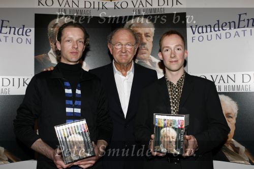 Amsterdam 15 maart 2007
Presentatie dvd box Ko v Dijk. Aanwezig zijn oa de zoons van Ko van Dijk Kees en Peter Jan v Dijk. Joop v d Ende reikte de dvd box uit.