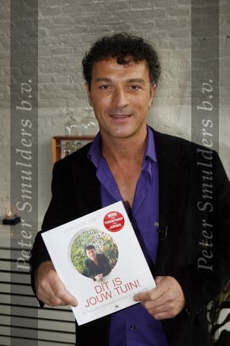 Naarden 16 februari 2007
Presentatie boek Jurgen Smit. Milika Peterzon geeft het eerste boek aan hem.