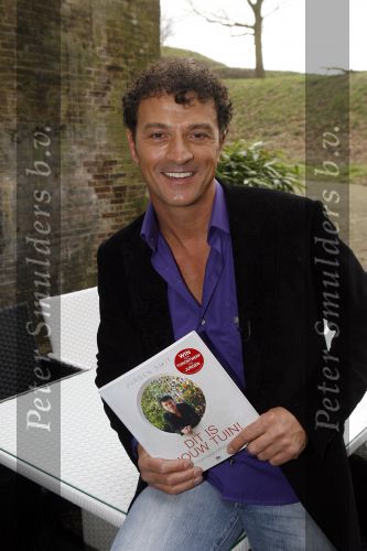 Naarden 16 februari 2007
Presentatie boek Jurgen Smit. Milika Peterzon geeft het eerste boek aan hem.