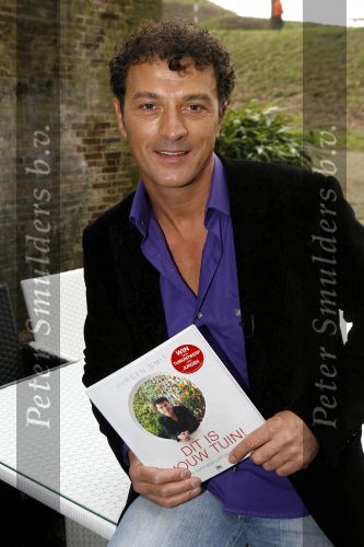 Naarden 16 februari 2007
Presentatie boek Jurgen Smit. Milika Peterzon geeft het eerste boek aan hem.