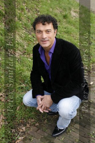 Naarden 16 februari 2007
Presentatie boek Jurgen Smit. Milika Peterzon geeft het eerste boek aan hem.