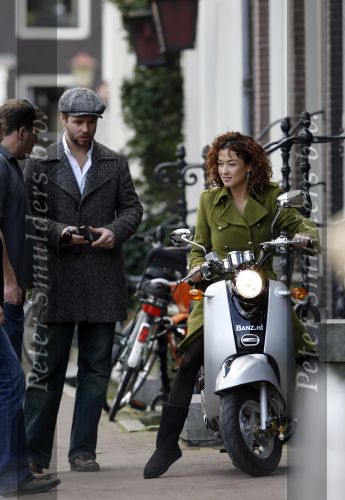 Amsterdam 16 maart 2007
Katja Schuurman en Thijs Romer krijgen hun nieuwe scooter.