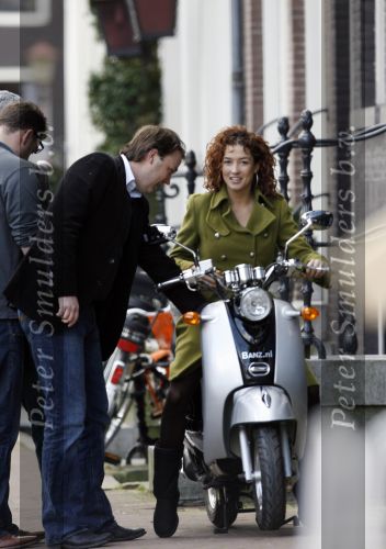 Amsterdam 16 maart 2007
Katja Schuurman en Thijs Romer krijgen hun nieuwe scooter.