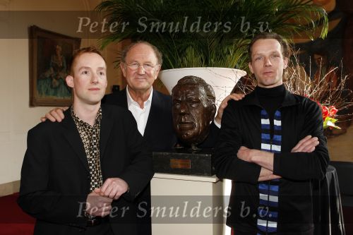 Amsterdam 15 maart 2007
Presentatie dvd box Ko v Dijk. Aanwezig zijn oa de zoons van Ko van Dijk Kees en Peter Jan v Dijk. Joop v d Ende reikte de dvd box uit.