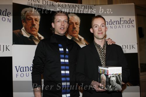 Amsterdam 15 maart 2007
Presentatie dvd box Ko v Dijk. Aanwezig zijn oa de zoons van Ko van Dijk Kees en Peter Jan v Dijk. Joop v d Ende reikte de dvd box uit.