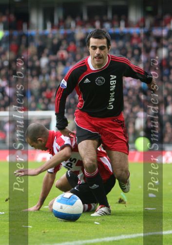 Eindhoven, 18 Maart 2007 Kompetitiewedstrijd PSV-AJAX, eindstand 1-5 Seizoen 2006/2007
Kenneth Perez omspeelt Diego Tardelli