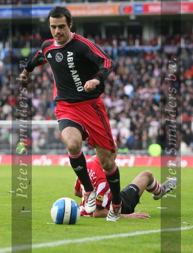 Eindhoven, 18 Maart 2007 Kompetitiewedstrijd PSV-AJAX, eindstand 1-5 Seizoen 2006/2007
Kenneth Perez omspeelt Diego Tardelli