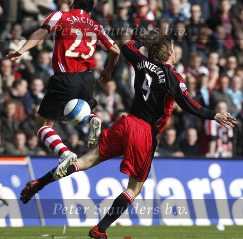 Eindhoven, 18 Maart 2007 Kompetitiewedstrijd PSV-AJAX, eindstand 1-5 Seizoen 2006/2007
Klaas Jan Huntelaar in duel met Carlos Salcido