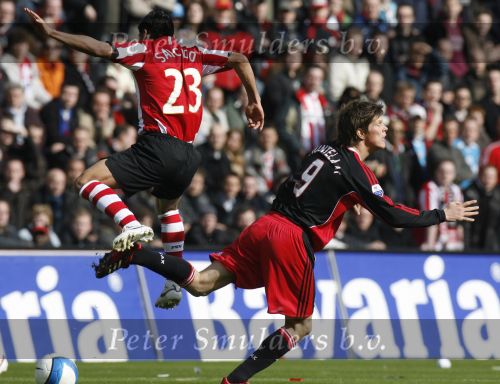 Eindhoven, 18 Maart 2007 Kompetitiewedstrijd PSV-AJAX, eindstand 1-5 Seizoen 2006/2007
Klaas Jan Huntelaar in duel met Carlos Salcido