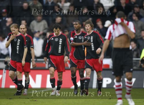 Eindhoven, 18 Maart 2007 Kompetitiewedstrijd PSV-AJAX, eindstand 1-5 Seizoen 2006/2007
Klaas Jan Huntelaar wordt gefeliciteerd door Ryan Babel, George Ogararu, Tom de Mul en Gabri