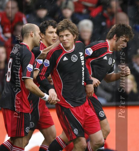 Eindhoven, 18 Maart 2007 Kompetitiewedstrijd PSV-AJAX, eindstand 1-5 Seizoen 2006/2007
Klaas Jan Huntelaar wordt gefeliciteerd dor Gabri