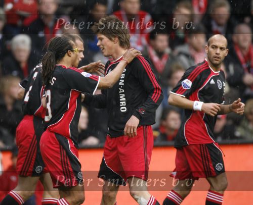 Eindhoven, 18 Maart 2007 Kompetitiewedstrijd PSV-AJAX, eindstand 1-5 Seizoen 2006/2007
Klaas Jan Huntelaar wordt gefeliciteerd door Edgar Davids