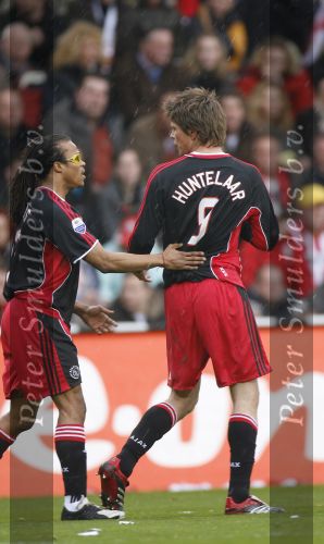Eindhoven, 18 Maart 2007 Kompetitiewedstrijd PSV-AJAX, eindstand 1-5 Seizoen 2006/2007
Klaas Jan Huntelaar wordt gefeliciteerd met zijn 0-1 door Edgar Davids