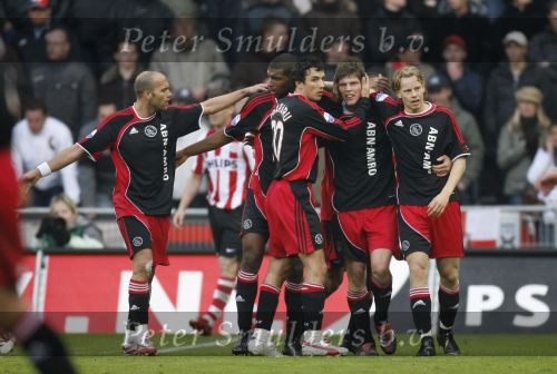 Eindhoven, 18 Maart 2007 Kompetitiewedstrijd PSV-AJAX, eindstand 1-5 Seizoen 2006/2007
Klaas Jan Huntelaar wordt gefeliciteerd door George Ogararu , Ryan Babel, Gabri en Tom de Mul