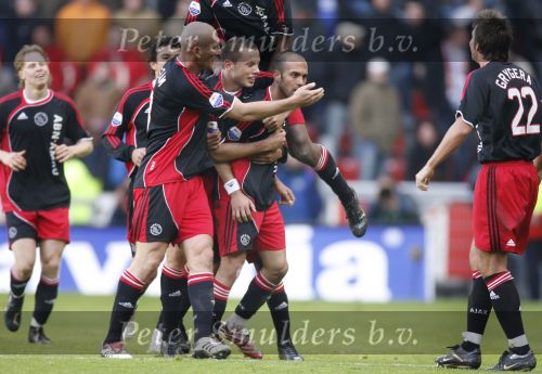 Eindhoven, 18 Maart 2007 Kompetitiewedstrijd PSV-AJAX, eindstand 1-5 Seizoen 2006/2007
Gabri wordt gefeliciteerd met zijn doelpunt door John Heitinga en Jaap Stam. Geheel rechts Zdenek Grygera