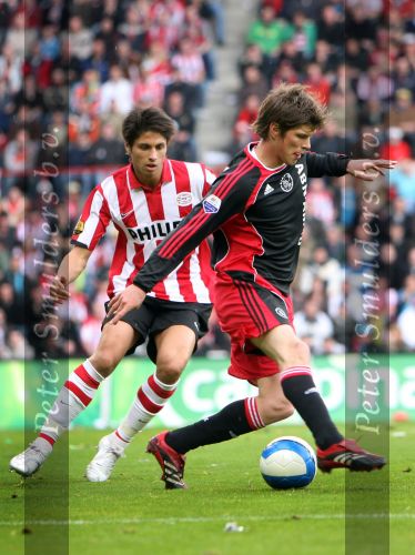 Eindhoven, 18 Maart 2007 Kompetitiewedstrijd PSV-AJAX, eindstand 1-5 Seizoen 2006/2007
Klaas Jan Huntelaar in duel met Manuel Da Costa