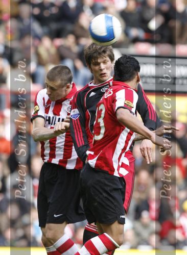 Eindhoven, 18 Maart 2007 Kompetitiewedstrijd PSV-AJAX, eindstand 1-5 Seizoen 2006/2007
Klaas Jan Huntelaar in duel met Carlos Salcido en Timmy Simons