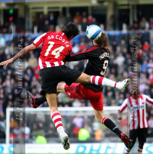 Eindhoven, 18 Maart 2007 Kompetitiewedstrijd PSV-AJAX, eindstand 1-5 Seizoen 2006/2007
Klaas Jan Huntelaar in duel met Manuel Da Costa