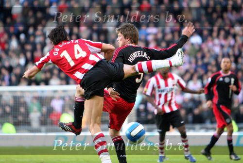 Eindhoven, 18 Maart 2007 Kompetitiewedstrijd PSV-AJAX, eindstand 1-5 Seizoen 2006/2007
Klaas Jan Huntelaar in duel met Manuel Da Costa