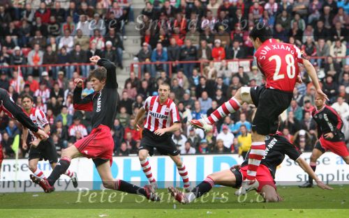 Eindhoven, 18 Maart 2007 Kompetitiewedstrijd PSV-AJAX, eindstand 1-5 Seizoen 2006/2007
Klaas Jan Huntelaar probeert de inzet te stoppen van Sun Xiang