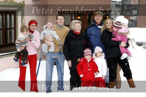 Lech 11 februari 2007
Maxima Prins Willem Alexander Amalia Alexia Koningin Beatrix Prins Constantijn Prinses Laurentien met Prinses Eloise Prins Claus Cazimir en Eleonore op vakatie in Lech.