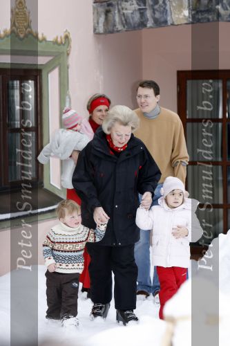 Lech 11 februari 2007
Maxima Prins Willem Alexander Amalia Alexia Koningin Beatrix Prins Constantijn Prinses Laurentien met Prinses Eloise Prins Claus Cazimir en Eleonore op vakatie in Lech.