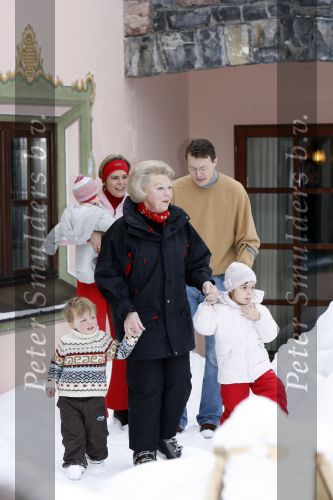 Lech 11 februari 2007
Maxima Prins Willem Alexander Amalia Alexia Koningin Beatrix Prins Constantijn Prinses Laurentien met Prinses Eloise Prins Claus Cazimir en Eleonore op vakatie in Lech.