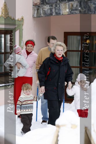 Lech 11 februari 2007
Maxima Prins Willem Alexander Amalia Alexia Koningin Beatrix Prins Constantijn Prinses Laurentien met Prinses Eloise Prins Claus Cazimir en Eleonore op vakatie in Lech.