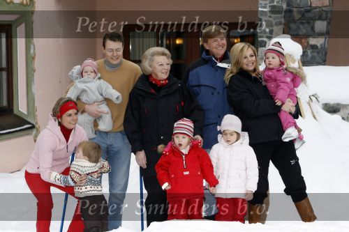 Lech 11 februari 2007
Maxima Prins Willem Alexander Amalia Alexia Koningin Beatrix Prins Constantijn Prinses Laurentien met Prinses Eloise Prins Claus Cazimir en Eleonore op vakatie in Lech.