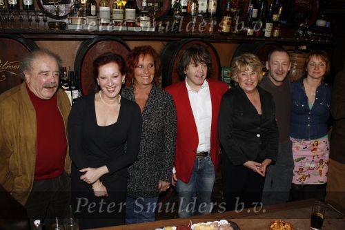 Amsterdam 5 maart 2007
Presentatie dvd van t Schaep met de 5 poten in cafe Hoppe. Marc Marie Huijbregts Eli Asser Loes Luca Carry Tefsen Jenny Arean en Laus Steenbeke en Ton Verlind zijn aanwezig.