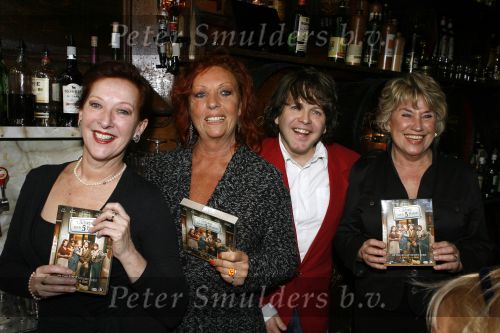 Amsterdam 5 maart 2007
Presentatie dvd van t Schaep met de 5 poten in cafe Hoppe. Marc Marie Huijbregts Eli Asser Loes Luca Carry Tefsen Jenny Arean en Laus Steenbeke en Ton Verlind zijn aanwezig.