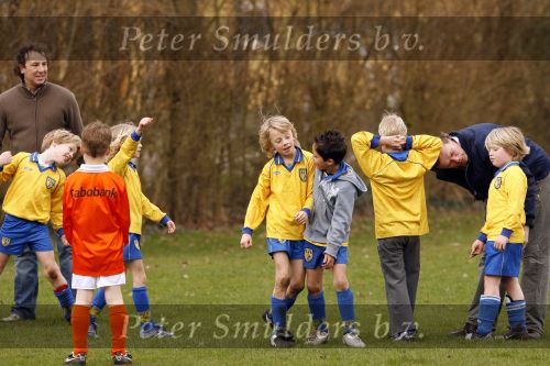 Blaricum 17 maart 2007
Marco Borsato bij het voetballen van zijn zoon Luca. Luca scoorde 4 van de 5 goals.