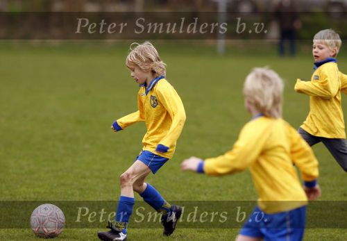 Blaricum 17 maart 2007
Marco Borsato bij het voetballen van zijn zoon Luca. Luca scoorde 4 van de 5 goals.