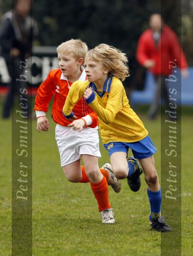 Blaricum 17 maart 2007
Marco Borsato bij het voetballen van zijn zoon Luca. Luca scoorde 4 van de 5 goals.