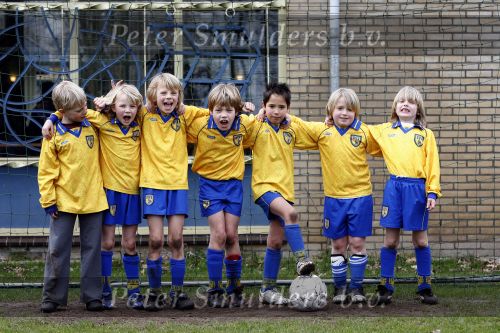 Blaricum 17 maart 2007
Marco Borsato bij het voetballen van zijn zoon Luca. Luca scoorde 4 van de 5 goals.