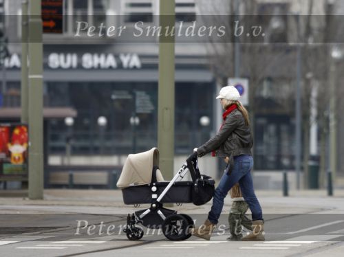 Scheveningen 18 februari 2007
Lucy Woesthof met Dean Maddy  achetr de kinderwagen met daarin hun baby.