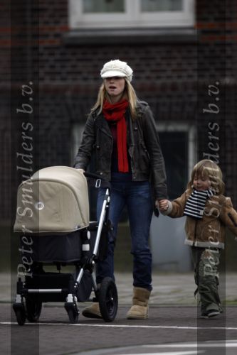 Scheveningen 18 februari 2007
Lucy Woesthof met Dean Maddy  achetr de kinderwagen met daarin hun baby.