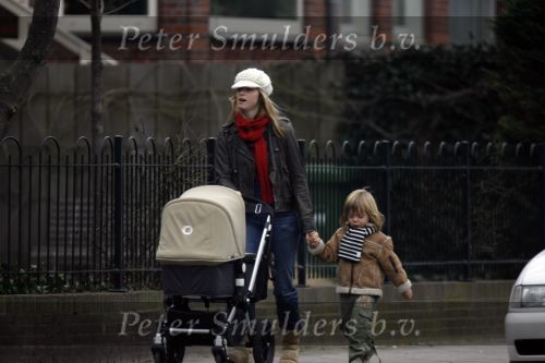 Scheveningen 18 februari 2007
Lucy Woesthof met Dean Maddy  achetr de kinderwagen met daarin hun baby.