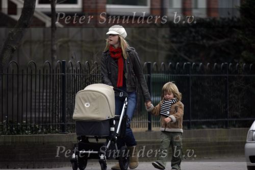 Scheveningen 18 februari 2007
Lucy Woesthof met Dean Maddy  achetr de kinderwagen met daarin hun baby.