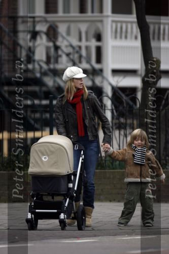 Scheveningen 18 februari 2007
Lucy Woesthof met Dean Maddy  achetr de kinderwagen met daarin hun baby.