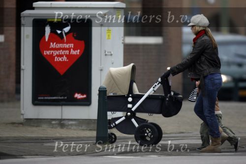 Scheveningen 18 februari 2007
Lucy Woesthof met Dean Maddy  achetr de kinderwagen met daarin hun baby.