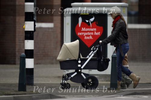 Scheveningen 18 februari 2007
Lucy Woesthof met Dean Maddy  achetr de kinderwagen met daarin hun baby.