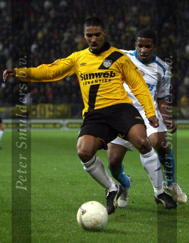 Breda, 28 Februari 2007
NAC-PSV, eindstand 3-0 Wedstrijd KNVB-beker 1/4 finale Seizoen 2006/2007
Maceo Rigters met op zijn huid Jefferson Farfan